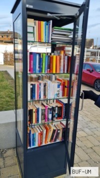 Büchervitrine am Dorfplatz in Mühlhofen